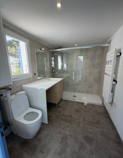 Réalisation de salle de bains clé en main par Nicolas Dupuet Rénovation complète d’une salle de bains avec douche à l’italienne et équipements sanitaires modernes