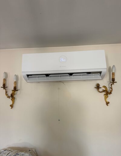 Installation de climatisation réversible air air par Nicolas Dupuet Unité intérieure de climatisation réversible installée dans un logement