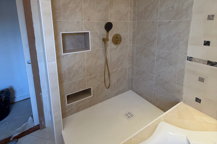 Création de salle de bains clé en main par Nicolas Dupuet Rénovation de salle de bains avec installation d’une douche à l’italienne moderne